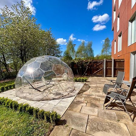Private Garden Apartment With Geodome Манчестер Экстерьер фото