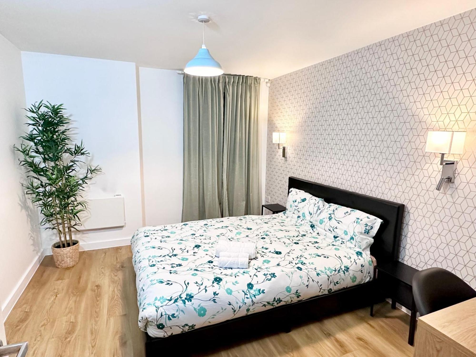 Private Garden Apartment With Geodome Манчестер Экстерьер фото